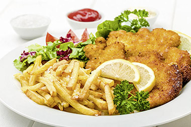 Hähnchen Schnitzel mit Pommes und Salat